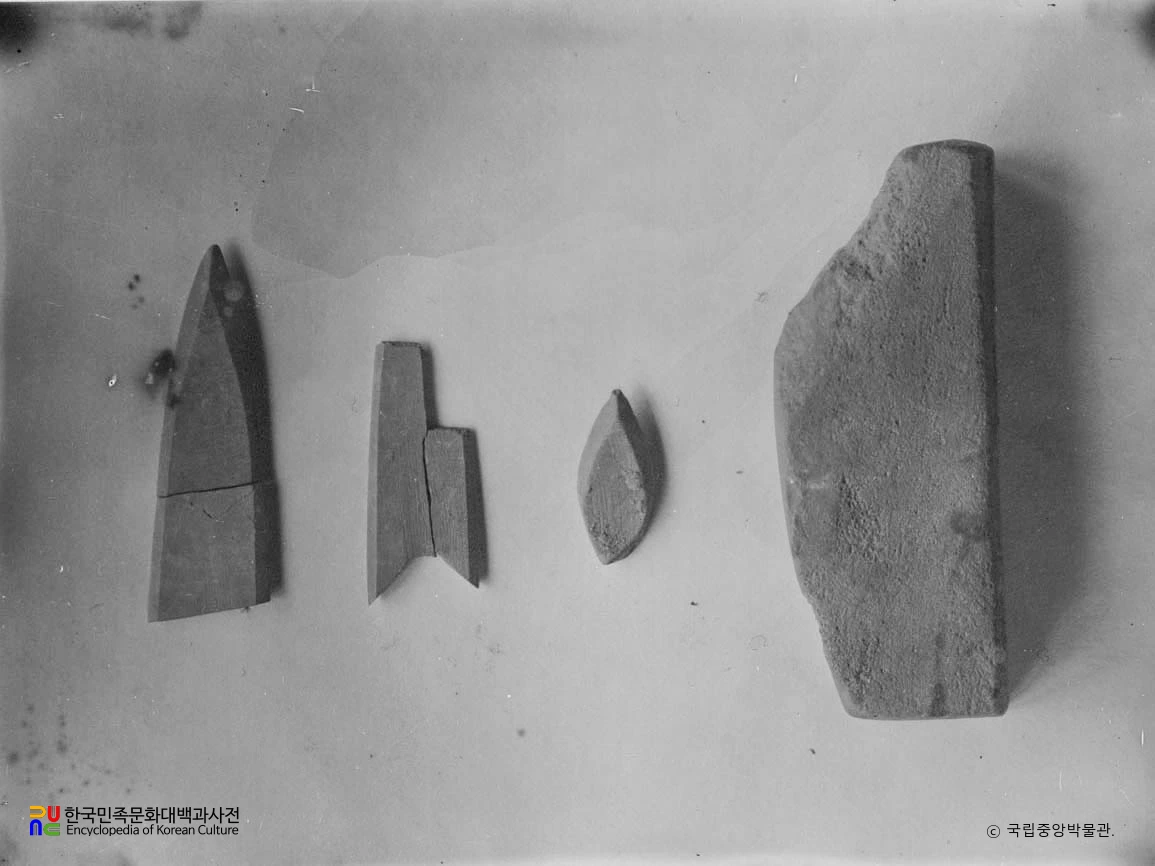 서울 강동 암사동 출토 석촉과 숫돌