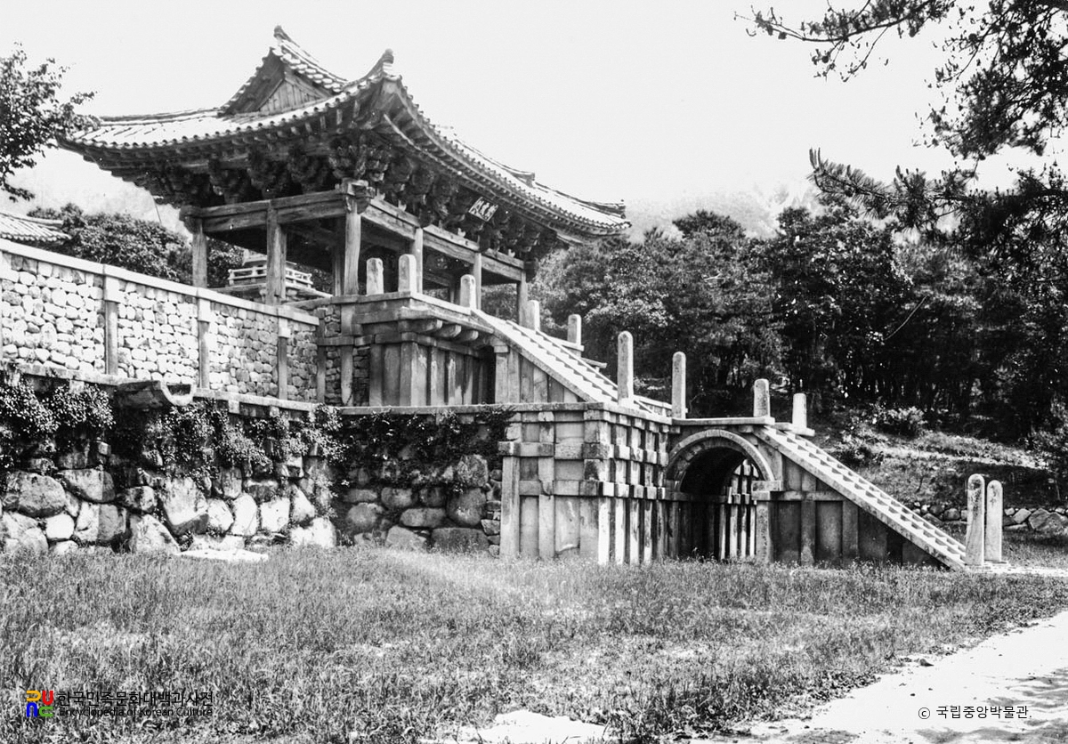 경주 불국사 청운교 및 백운교와 자하문 좌측면