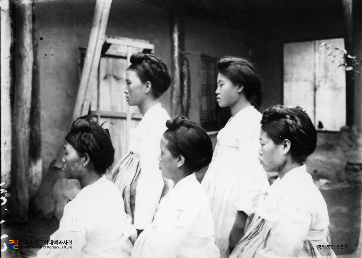 평안남도 덕천군 여인들의 머리 모양