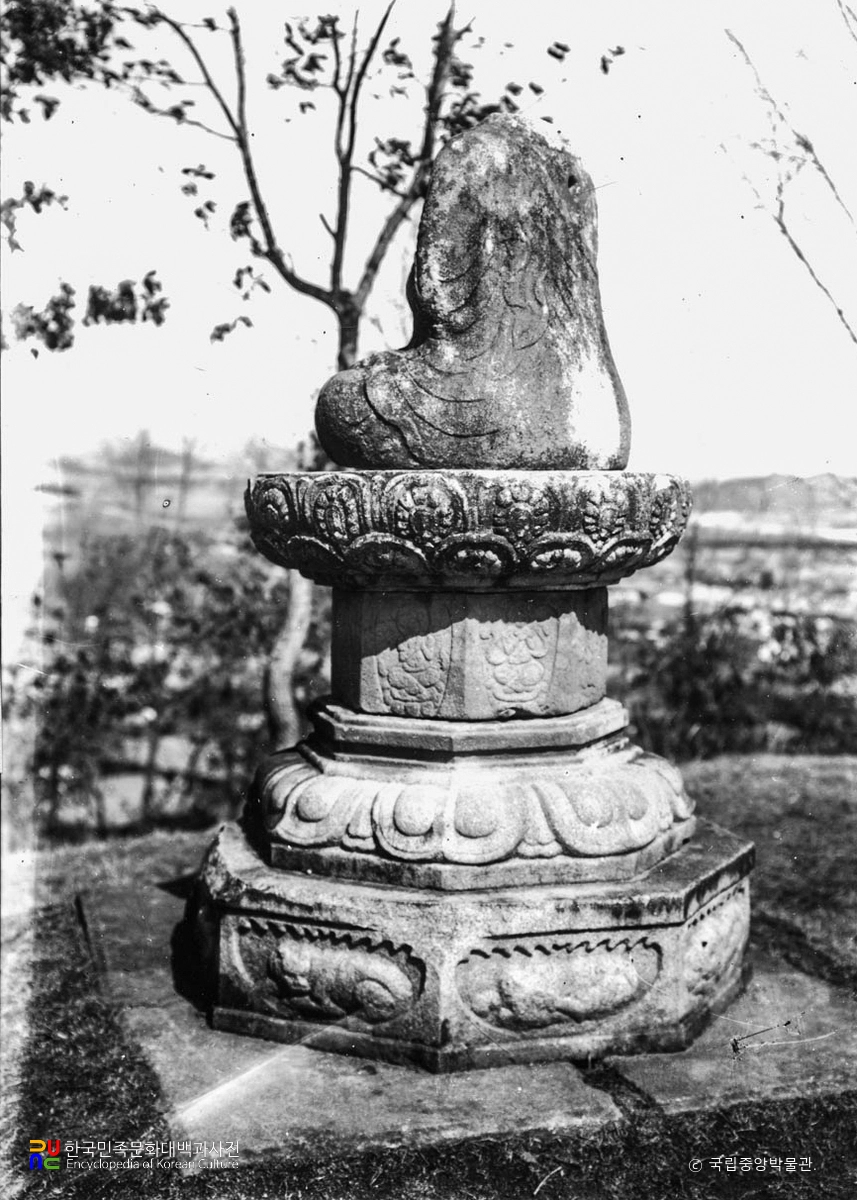 원주 남산 추월대 석불좌상 측면