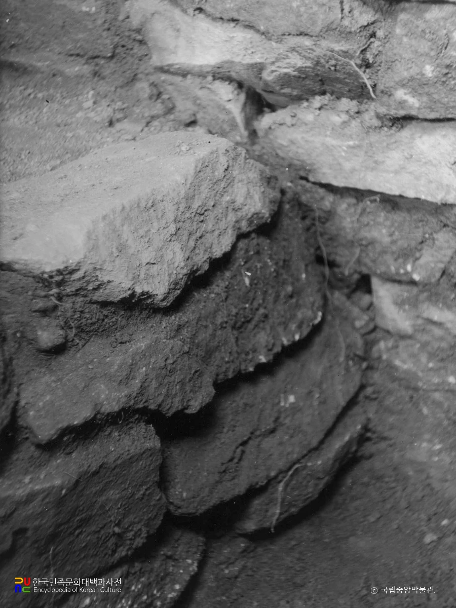 여주 매룡리 고분군 중 8호분 석벽