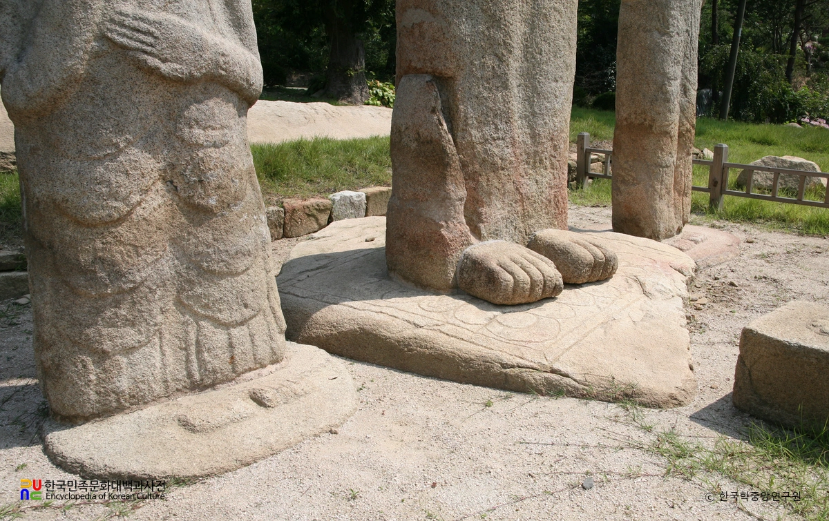 당진 안국사지 석조여래삼존입상 / 삼존 대좌 부분