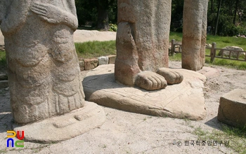 당진 안국사지 석조여래삼존입상 / 삼존 대좌 부분