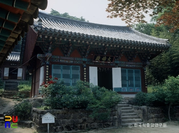 영동 영국사 대웅전 전경