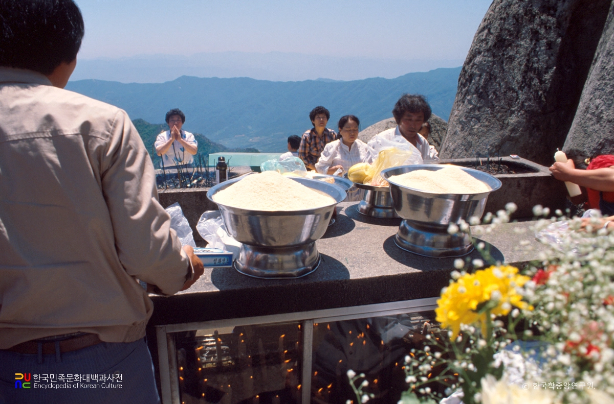 갓바위에서 치성을 드리는 모습