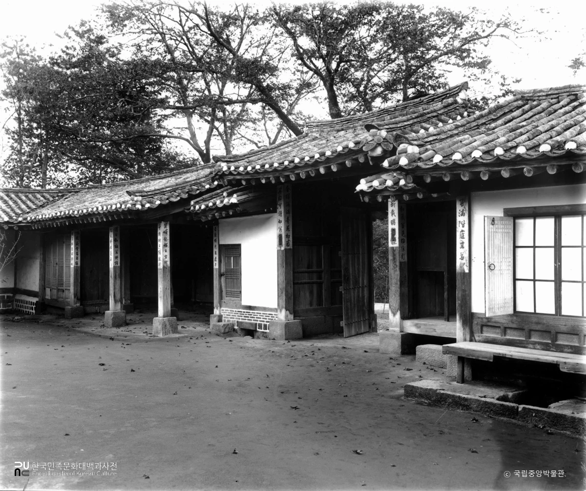 창덕궁 후원 연경당 장락문