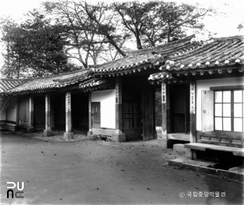 창덕궁 후원 연경당 장락문