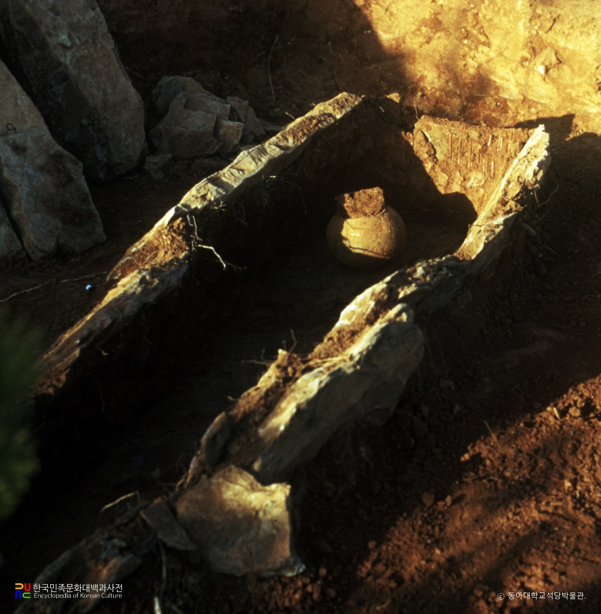 경남 고성 송천리 석관묘 발굴 모습