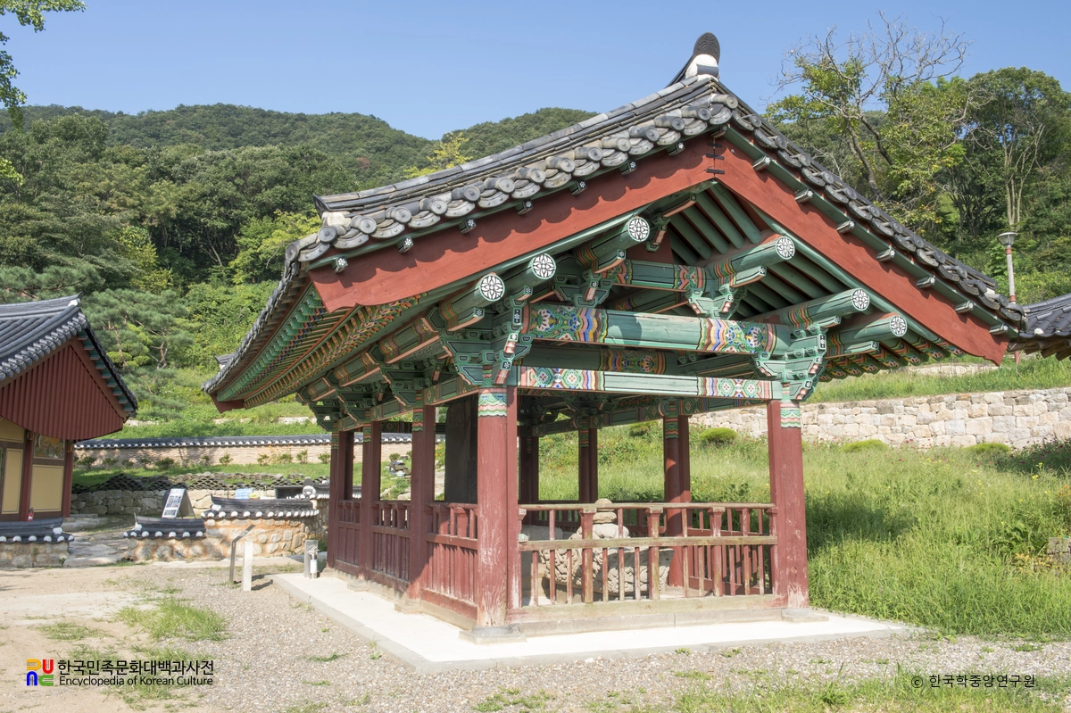 안성 칠장사 혜소국사비 비각 정측면