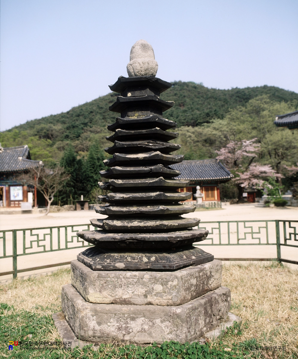 김제 금산사 육각 다층석탑 좌측면