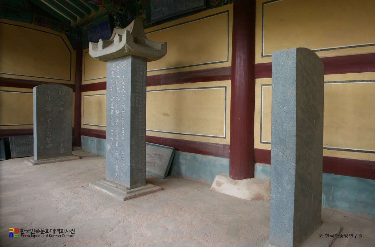 영암 삼충각 내부