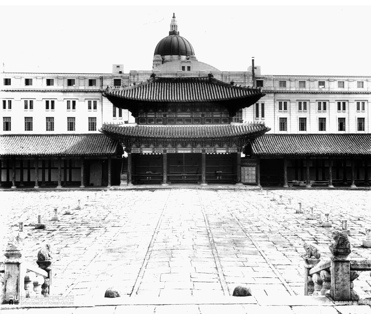 서울 경복궁 근정문 및 행각 중 후면 전경