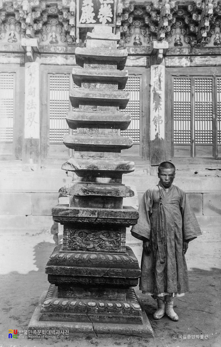 여주 신륵사 다층석탑 정면