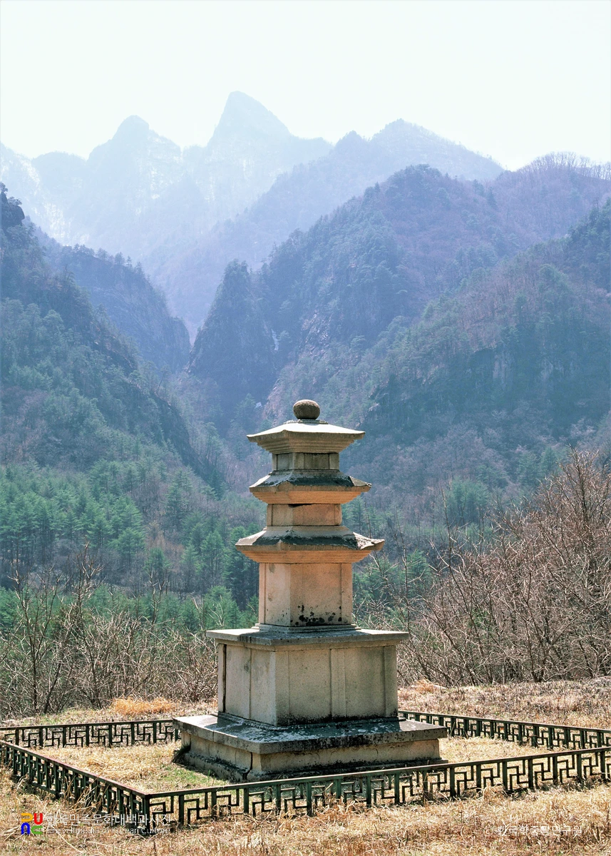 인제 한계사지 남 삼층석탑 전경