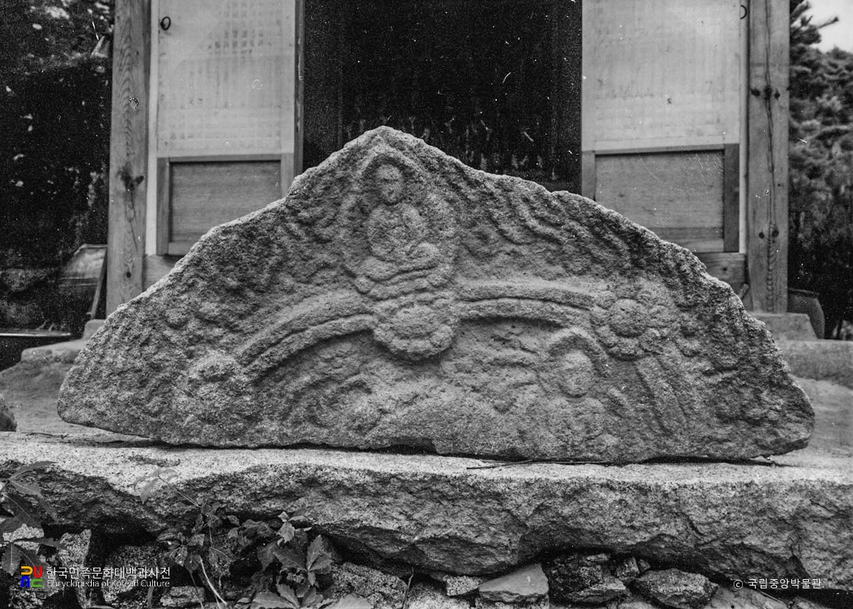 경주 남산 미륵곡 석불좌상 광배 상부