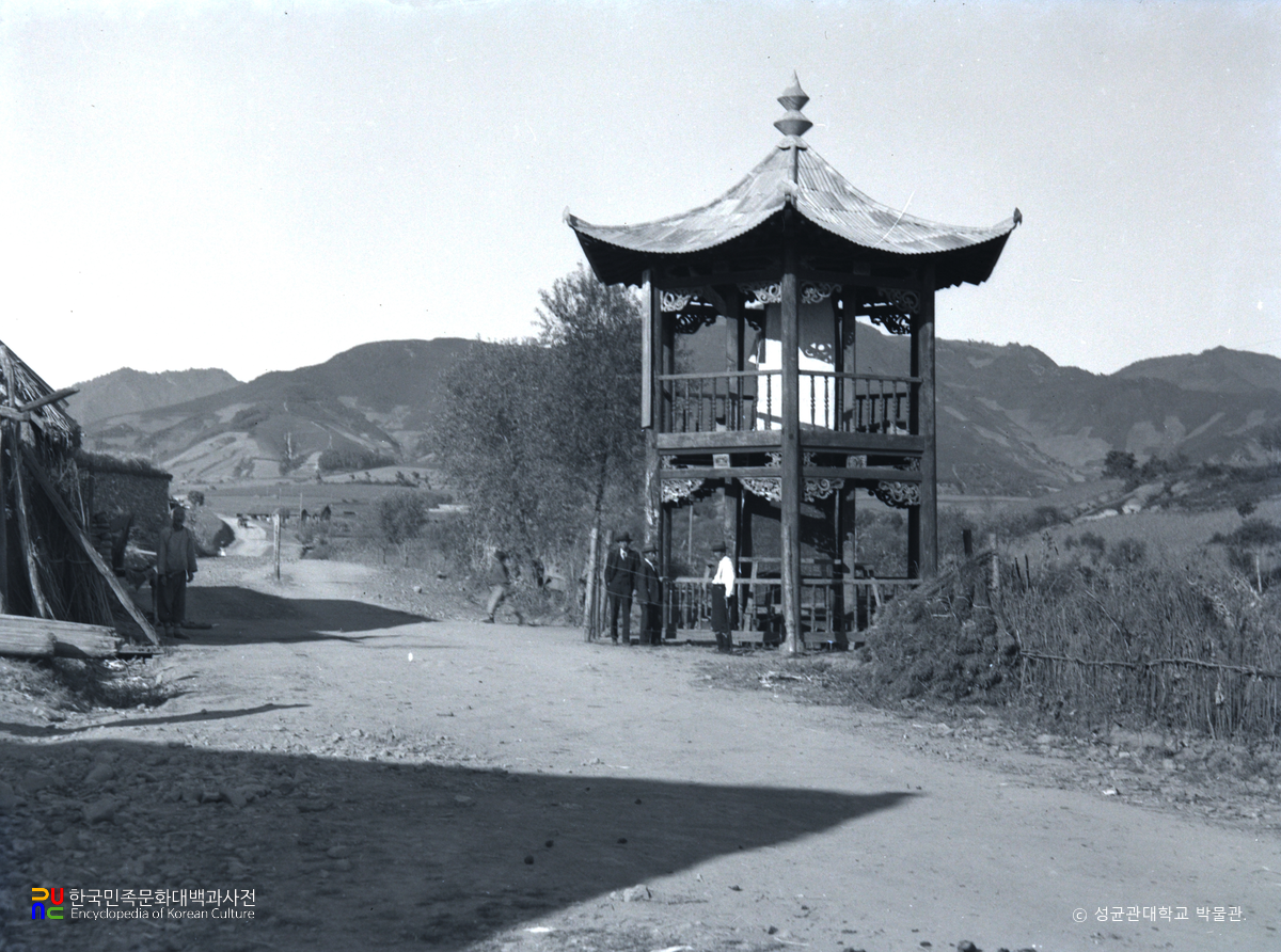 집안 광개토왕릉비의 옛 비각