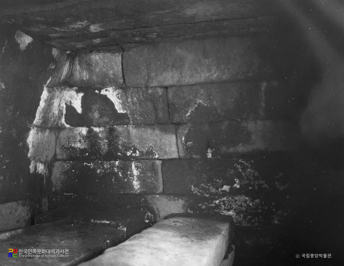 경주 구정리 방형분 내부