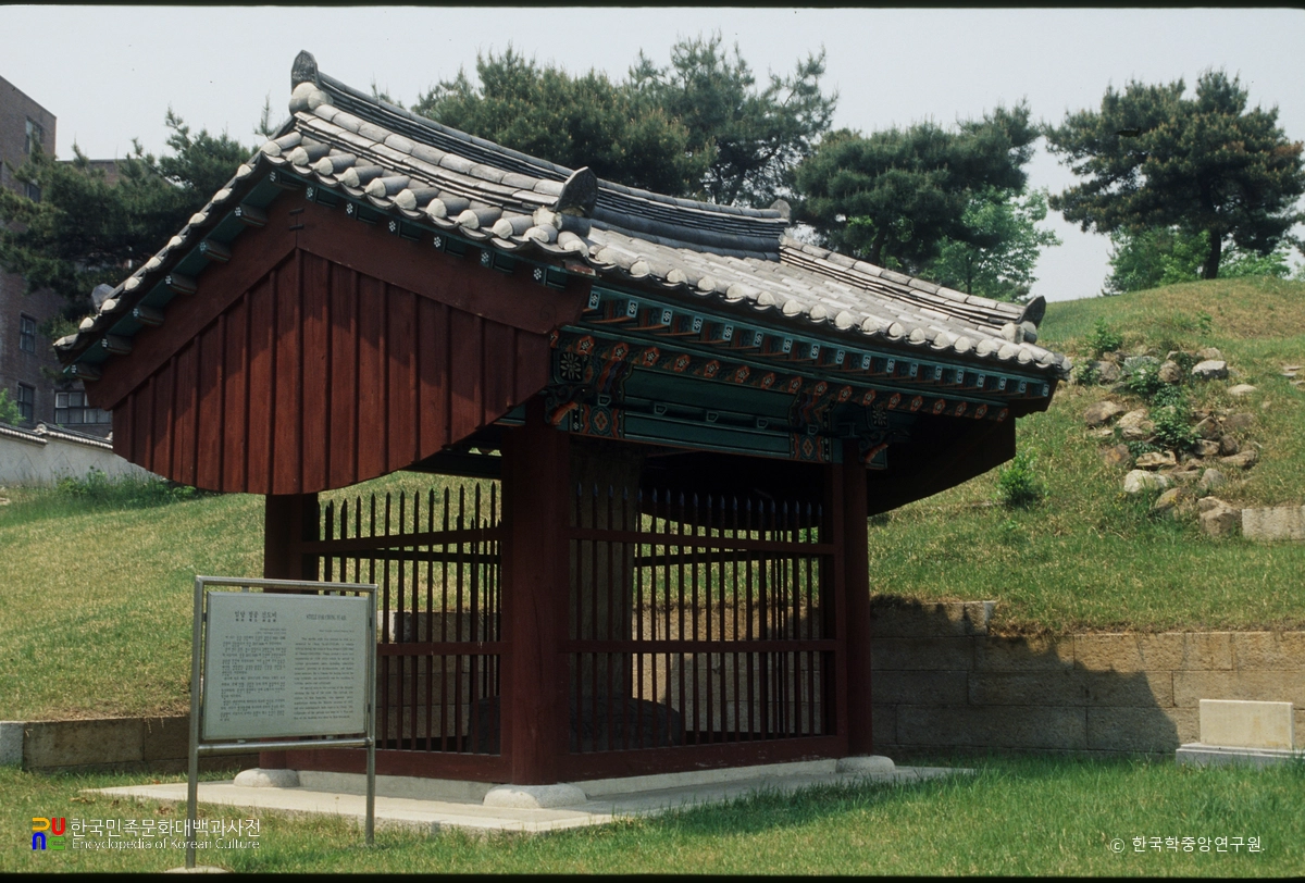 서울 동래정씨 임당공파 묘역 중 임당정 신도비 비각 우측면