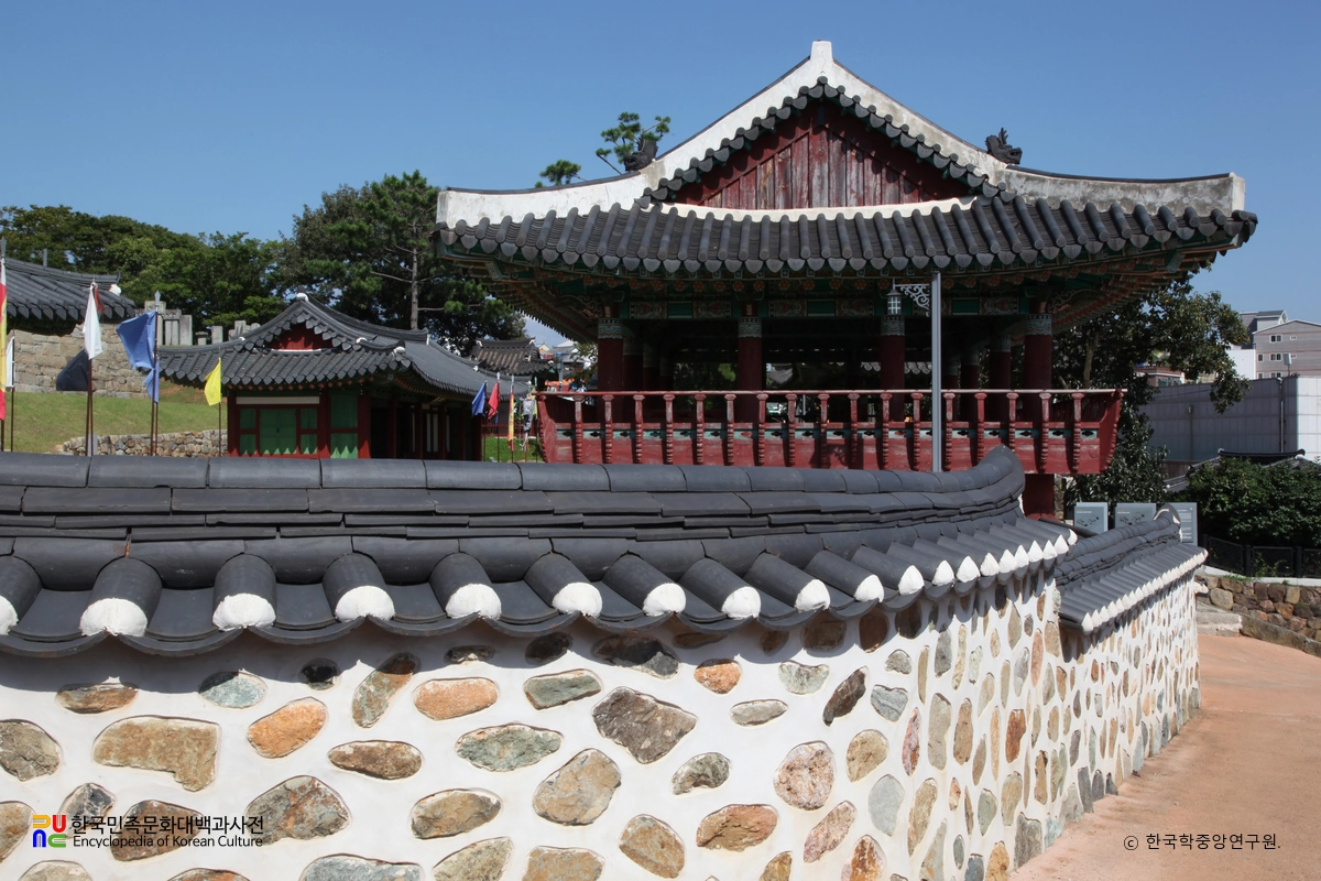 통영 삼도수군통제영 중 망일루 좌측면