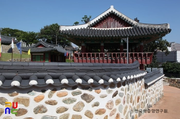 통영 삼도수군통제영 중 망일루 좌측면