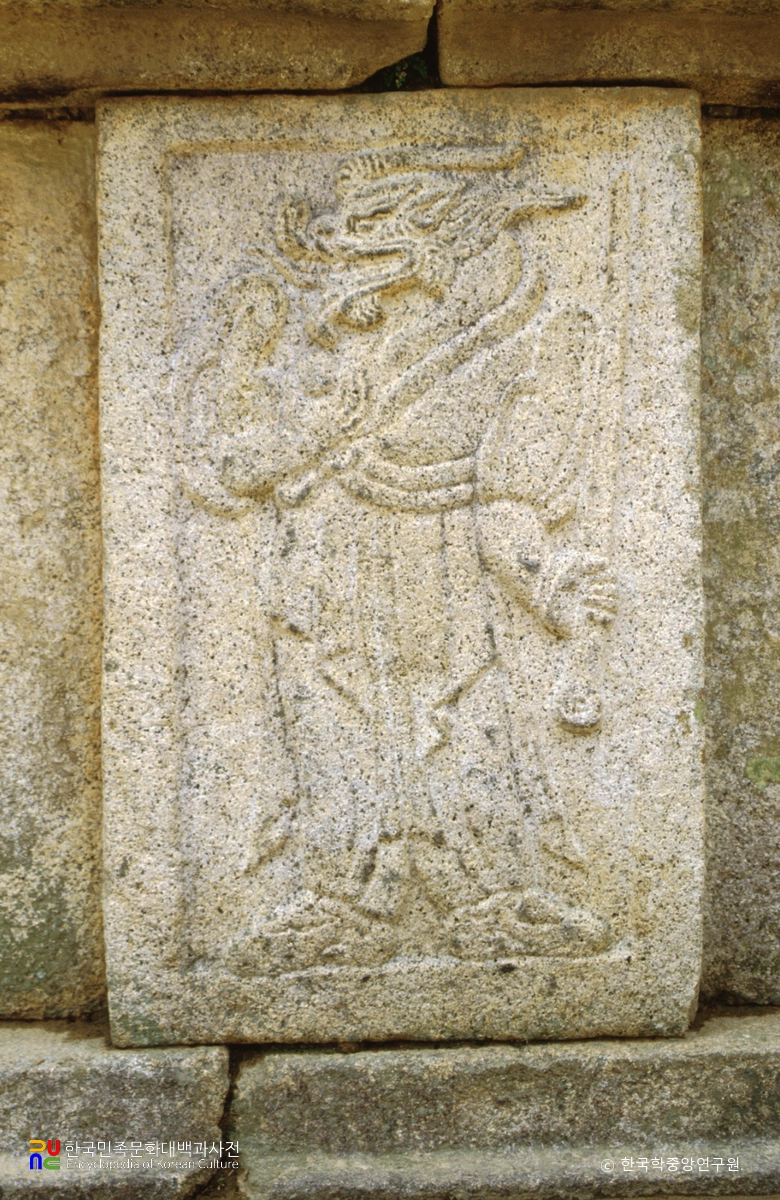 경주 김유신묘의 십이지신상 중 용상