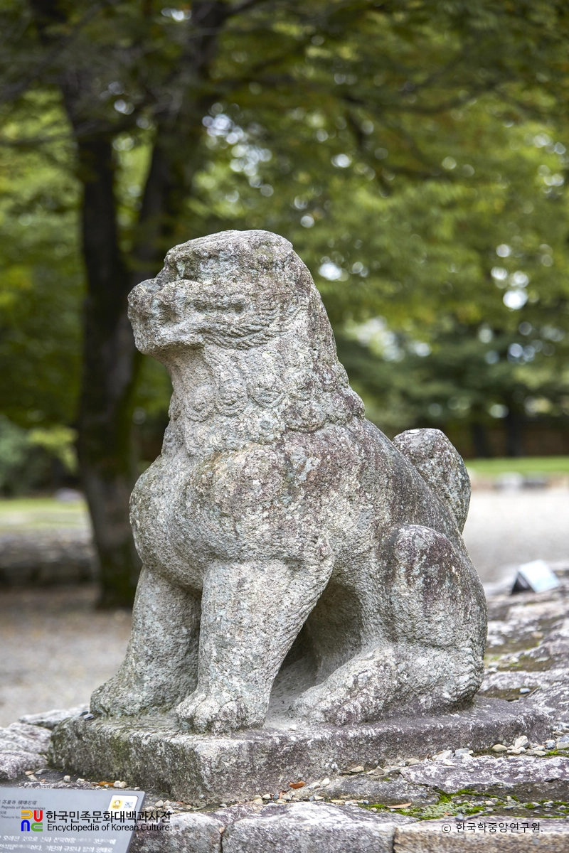경주 분황사 모전석탑 중 기단 서남쪽 석사자 좌측면
