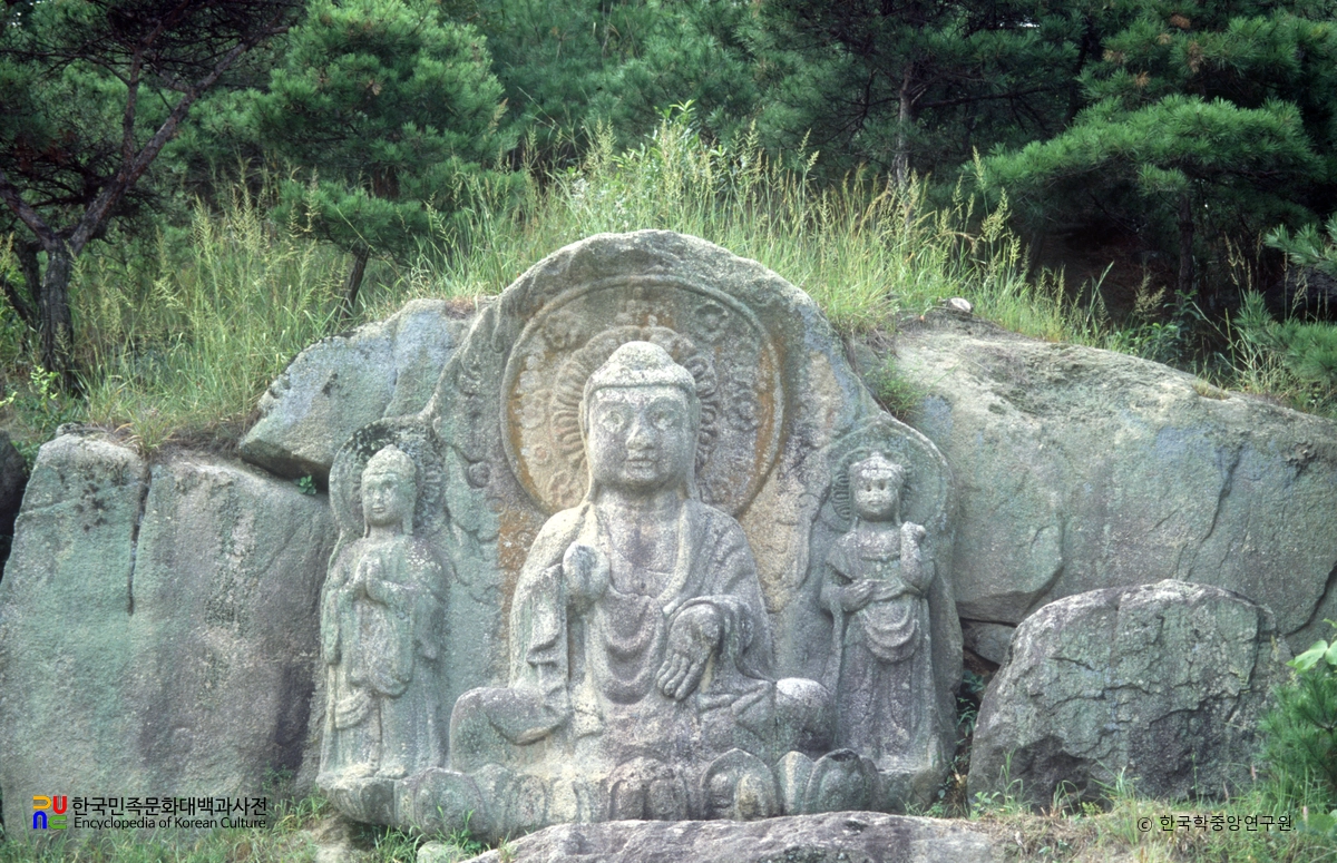 영주 가흥동 마애여래삼존상 및 여래좌상 중 마애여래삼존상 정면