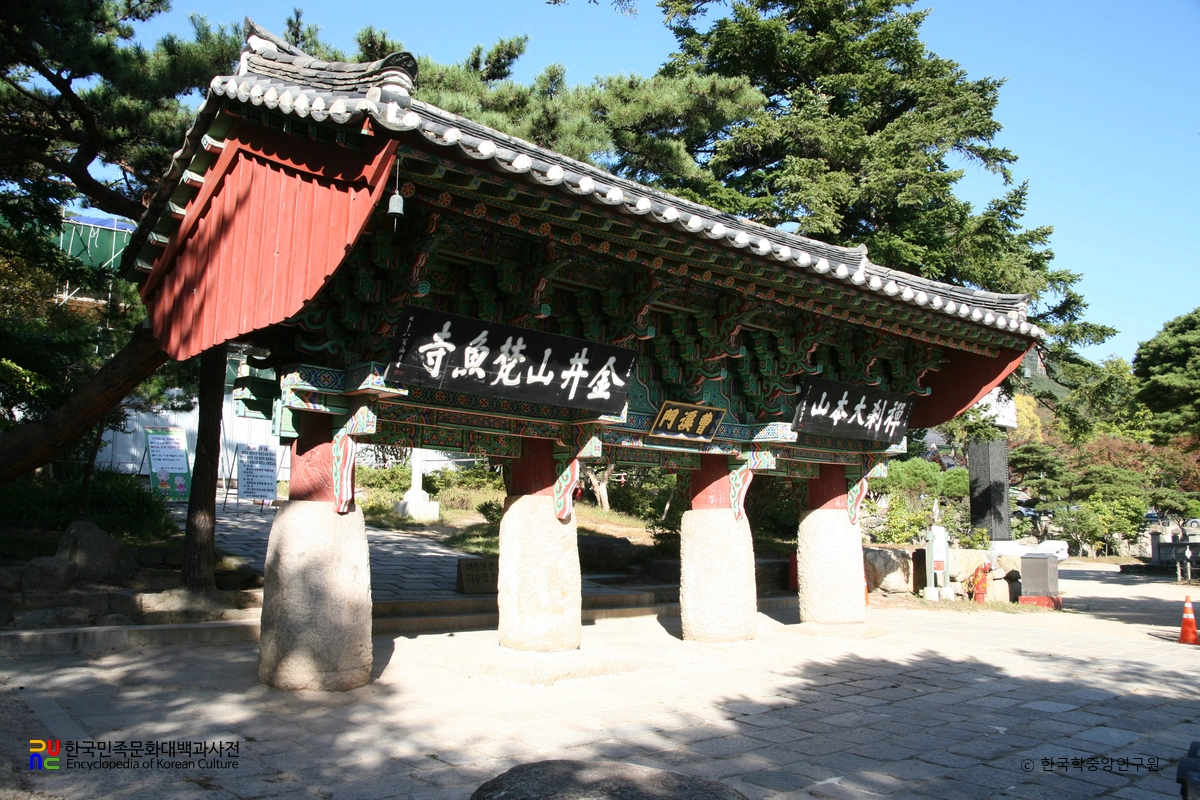 부산 범어사 조계문 정측면