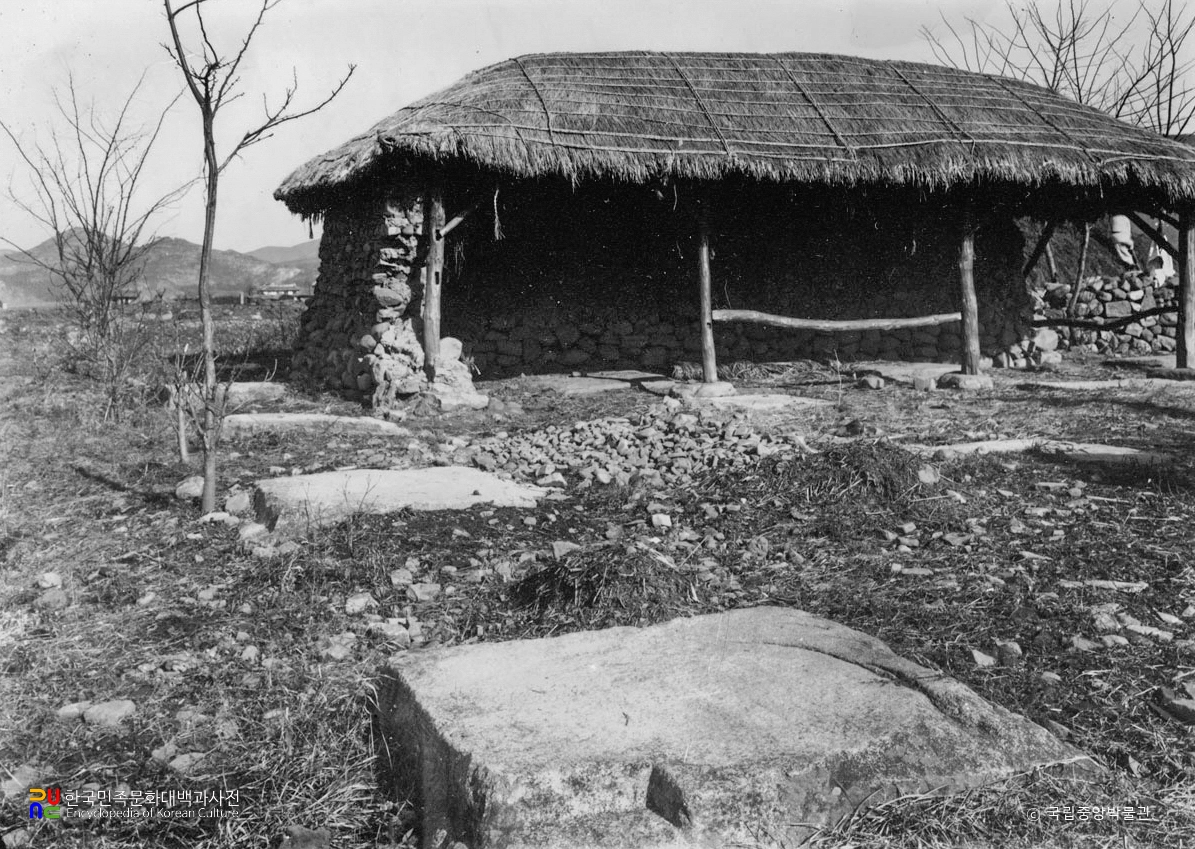 경주 황룡사지 중 초석들