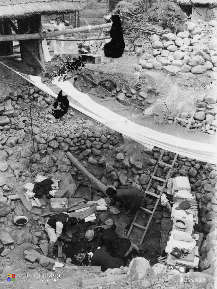 경주 대릉원 일원 중 금령총에서 금관을 발견한 모습