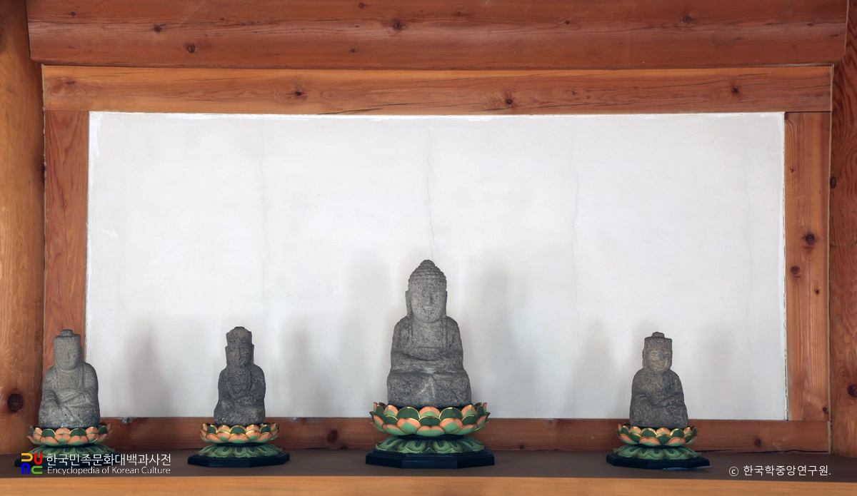 산청 심적정사 나한전 석조불상군 중 본존과 협시