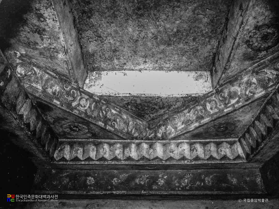 평안남도 중화 진파리 4호분 현실 모줄임천장