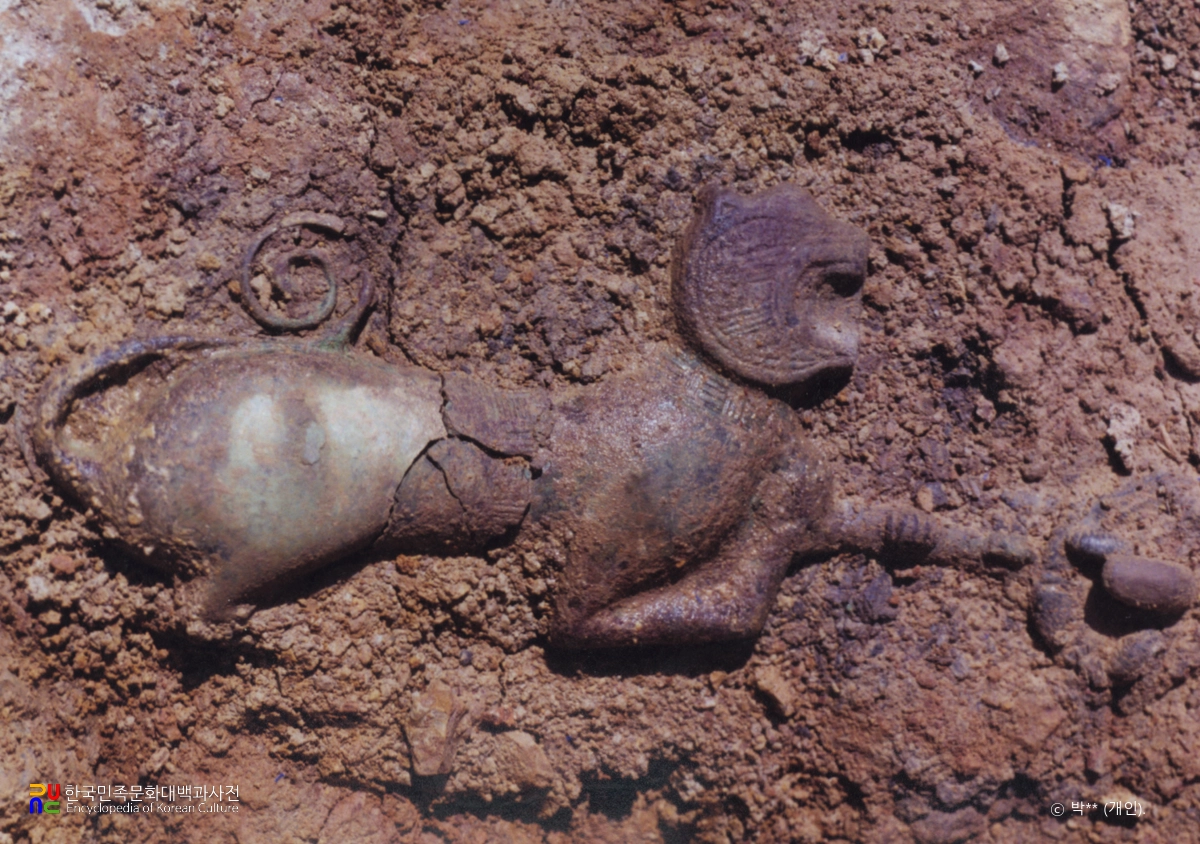 경주 사라리 유적 출토 유물 / 청동제 호랑이형 띠고리