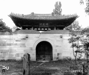 서울 경복궁 중 신무문 정면