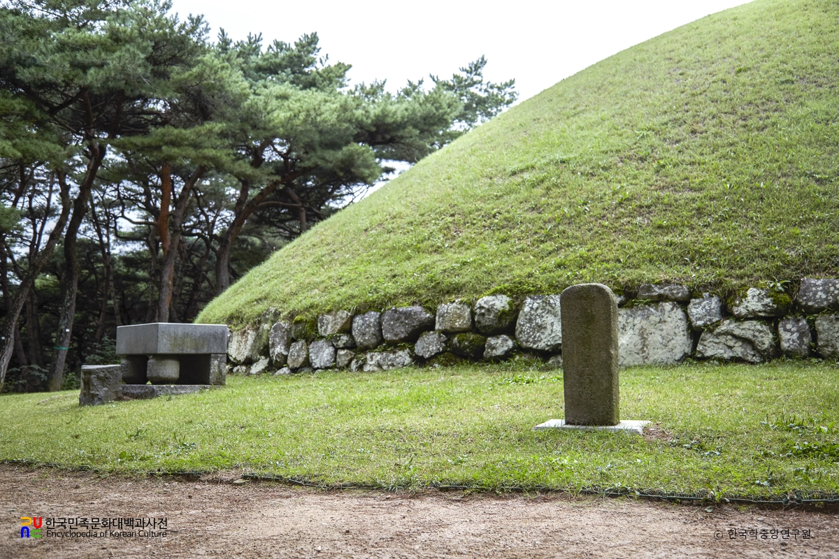 경주 신라 선덕여왕릉 정측면