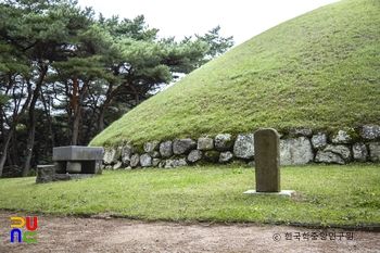 경주 신라 선덕여왕릉 정측면