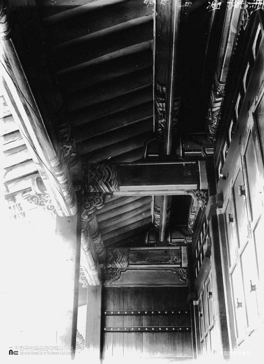 서울 경복궁 중 양의문 후면 처마