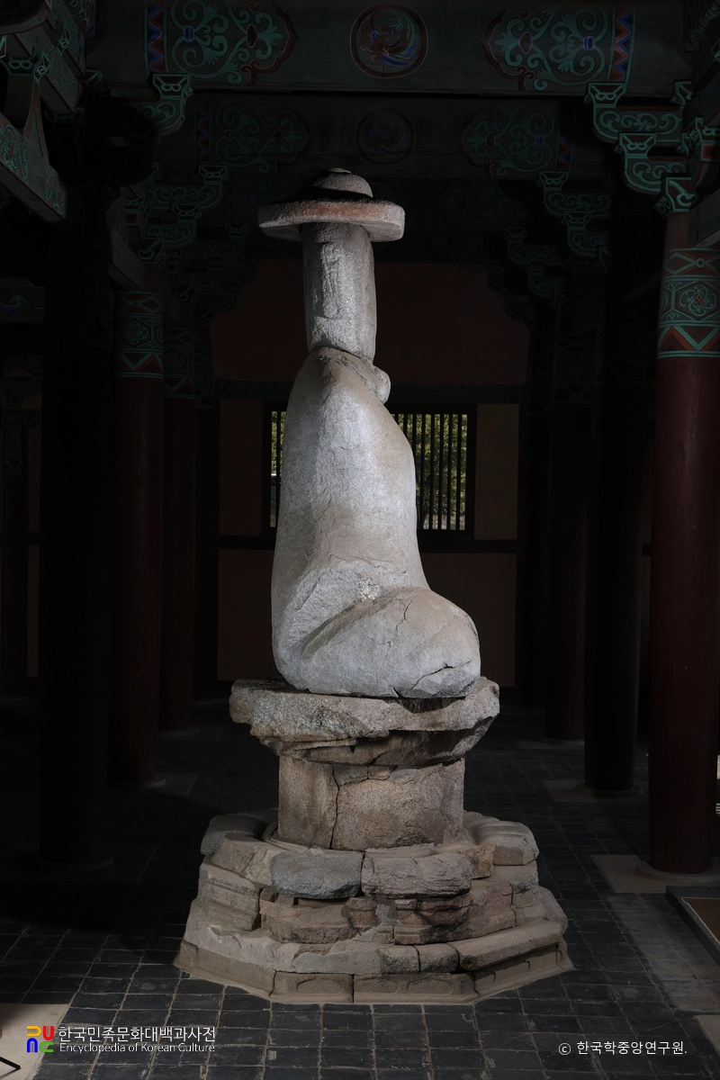 부여 정림사지 석조여래좌상 옆모습