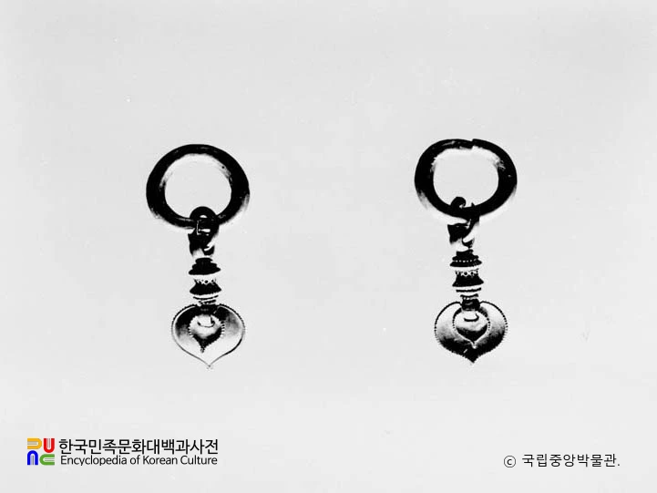 경북 경주 은령총 출토 금제세환이식