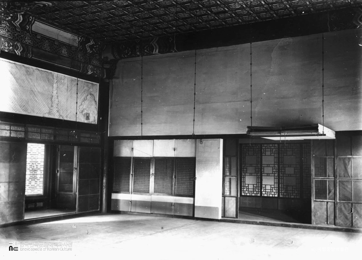 서울 경복궁 중 강녕전 대청 내부