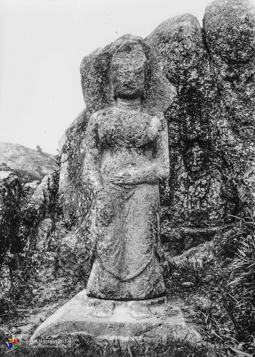 경주 남산 탑곡 남면 여래입상