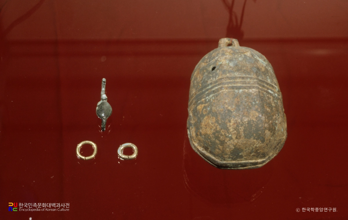 부산 덕천동 고분 출토 금동제 세환이식