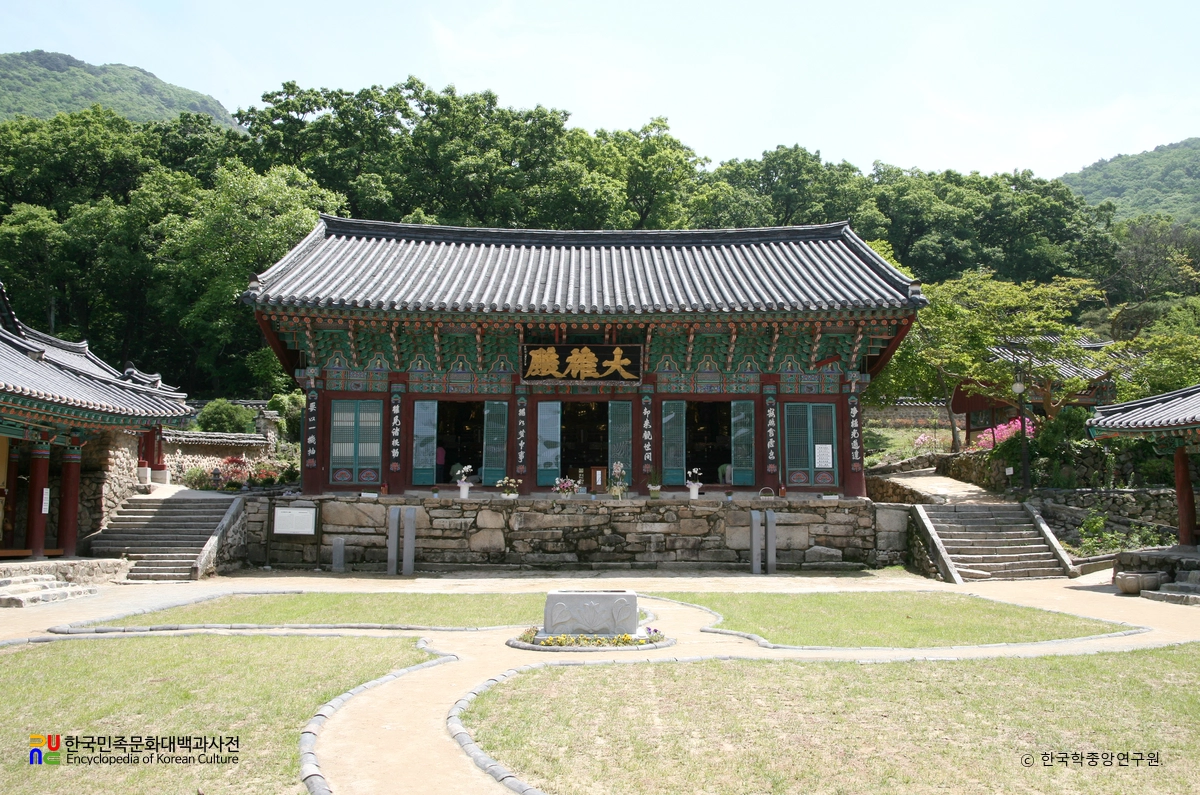 공주 갑사 대웅전 정면