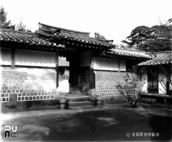 창덕궁 후원 연경당 장양문