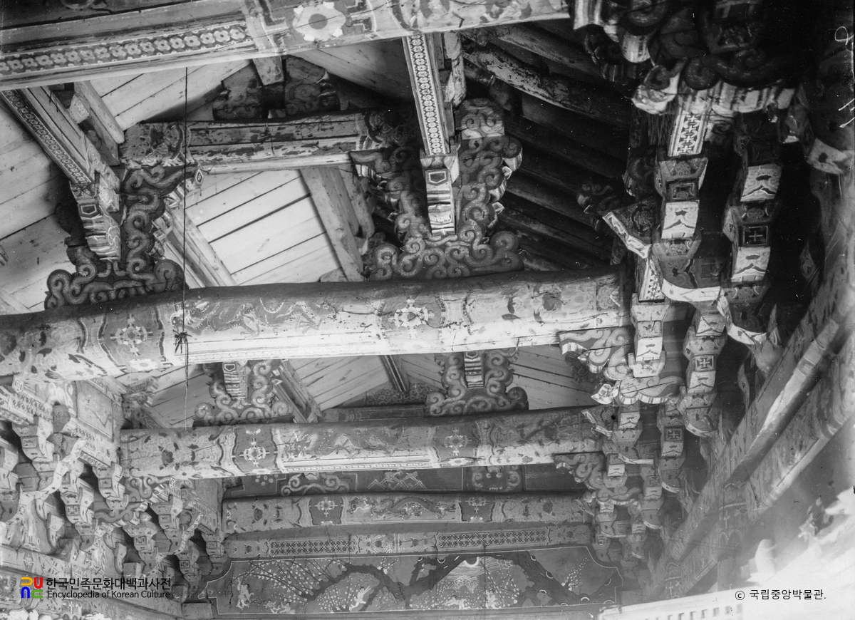 경주 기림사 응진전 내부의 상부 가구