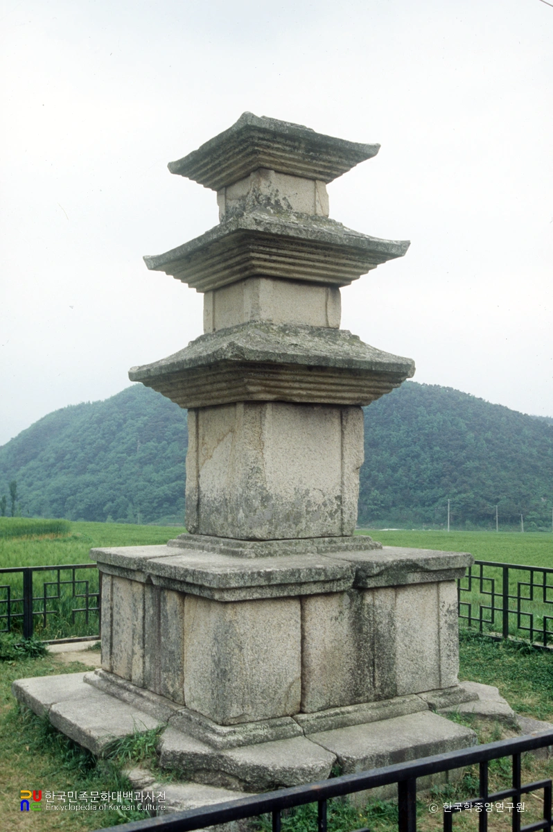 경주 용명리 삼층석탑 좌측면