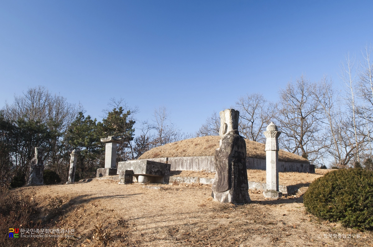 여주 민유중 묘 정측면