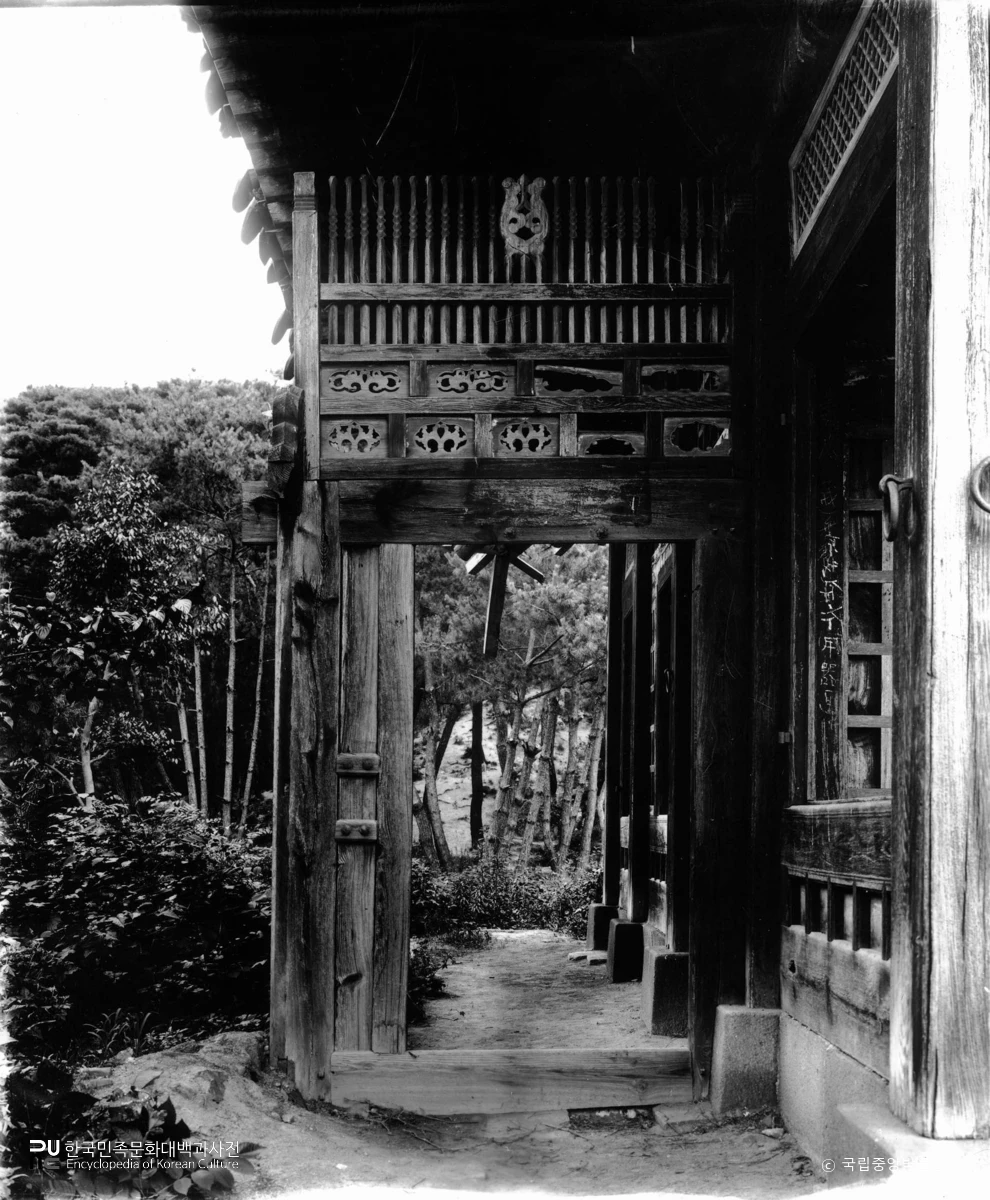 서울 경복궁 중 융문당 좌측 쪽문 정면