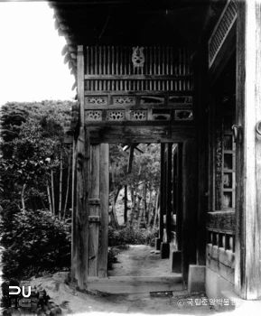 서울 경복궁 중 융문당 좌측 쪽문 정면