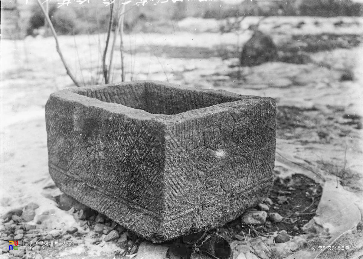 중국 길림 용정촌학교 내 방형석관